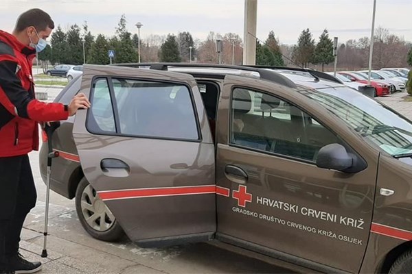 Osječki Crveni križ pokrenuo je uslugu prijevoza liječniku za starije i nemoćne osobe